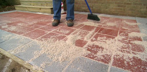 How To Lay A Paver Patio Today S Homeowner - Diy How To Install Patio Pavers