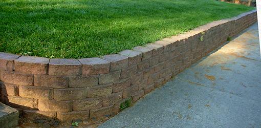 Retaining wall with curved 90° outside corner