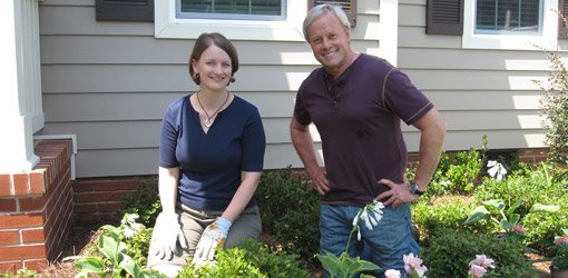 Julie Day-Jones and Danny Lipford planting flowers in a yard.