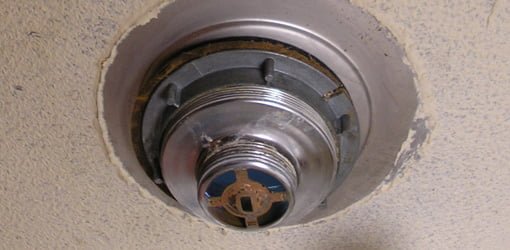 El conjunto del colador de fregadero visto desde debajo del fregadero.