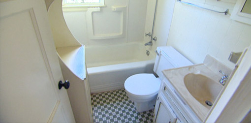 First Time Homeowner bathroom before remodeling.