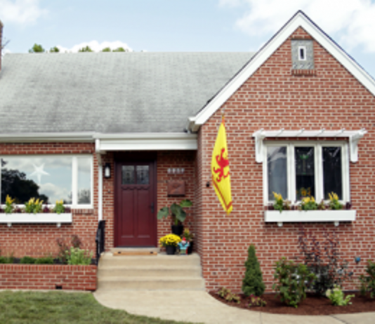 Curb appeal of a red brick, one-story house