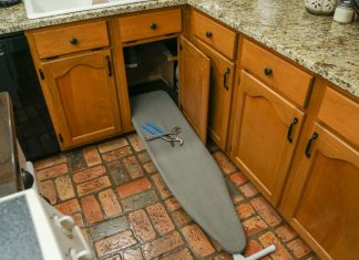 Sink cabinet with DIY back support for repairs