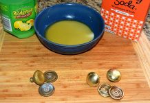 Display of lemon juice, baking soda and a bowl filled with these mixed ingredients. Old, tarnished knobs are on the left. Clean brass knobs are on the right.