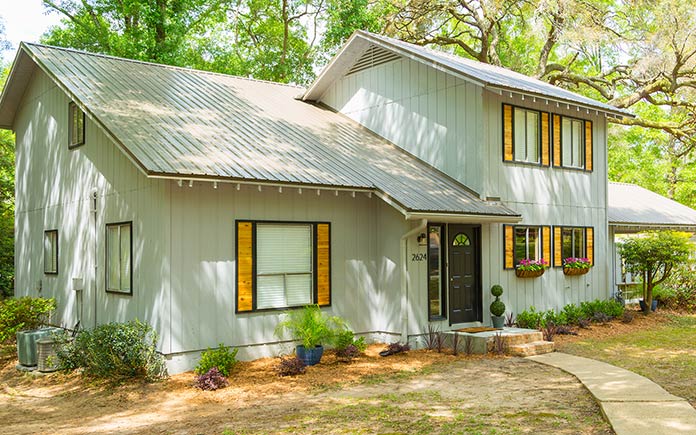 Het huis in Zuid-Alabama van Denver en Alexis Damron, onlangs gerenoveerd met een nieuw metalen dak