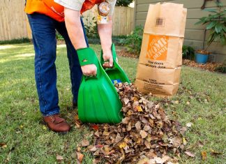 In a Best New Products segment of Today's Homeowner, Dan, a Home Depot worker, demonstrates how to pick up leaves with the Effort-less Leaf Collector.