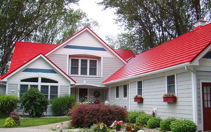 Rood metalen dak, zoals te zien op het witte huis