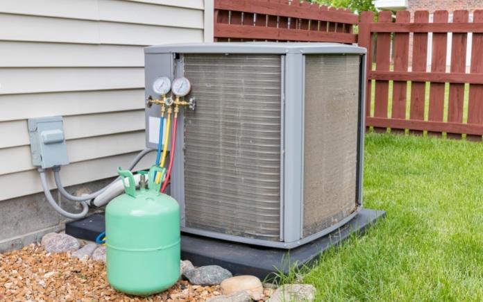 Equipment charging the refrigerant on an AC unit