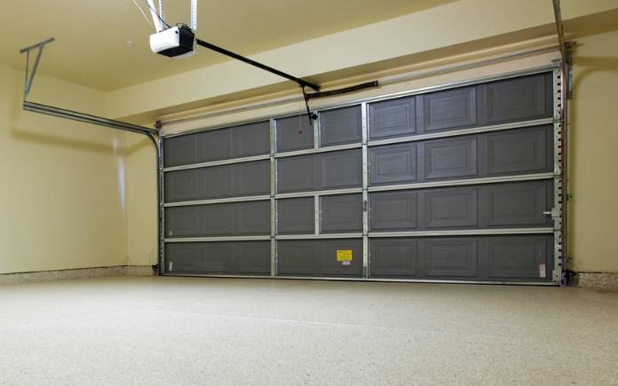 Vue intérieure d'un garage vide avec un sol en béton propre